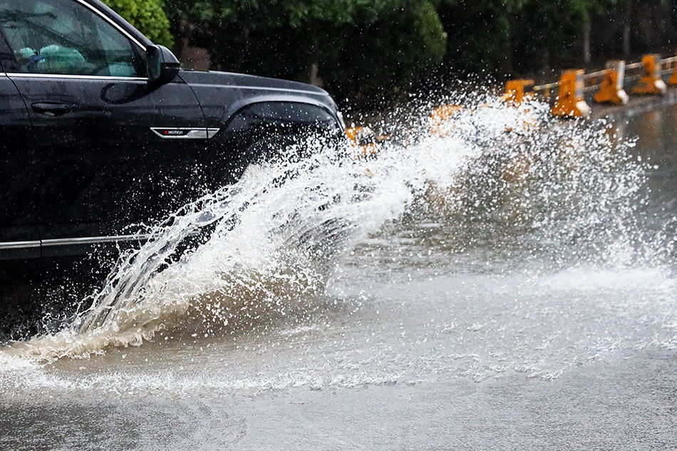 积水路段行驶