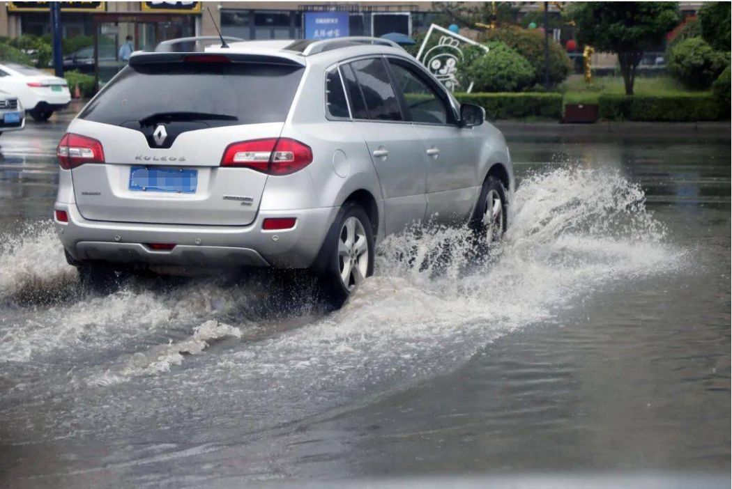 积水路段行驶