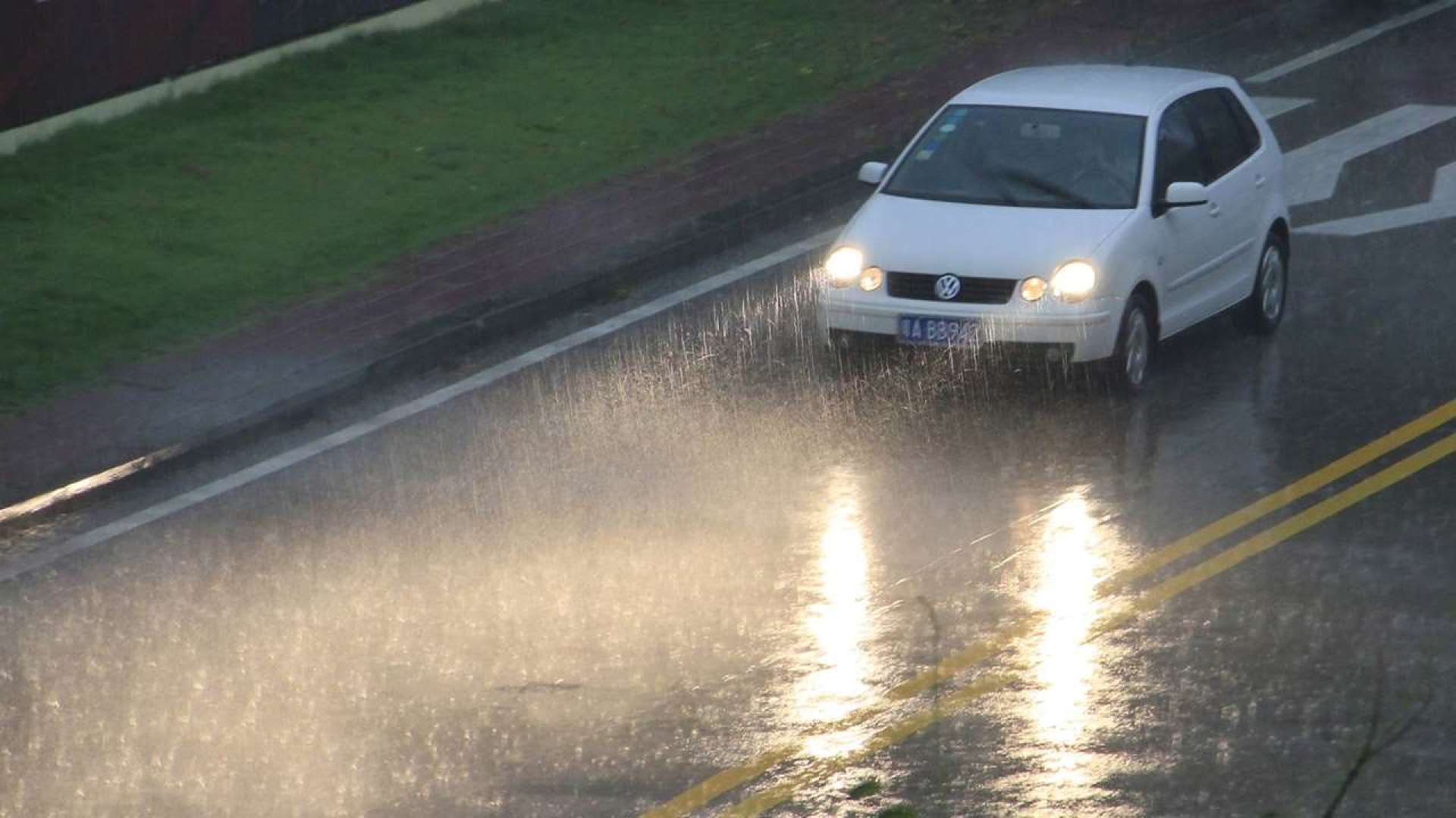 暴雨天开车