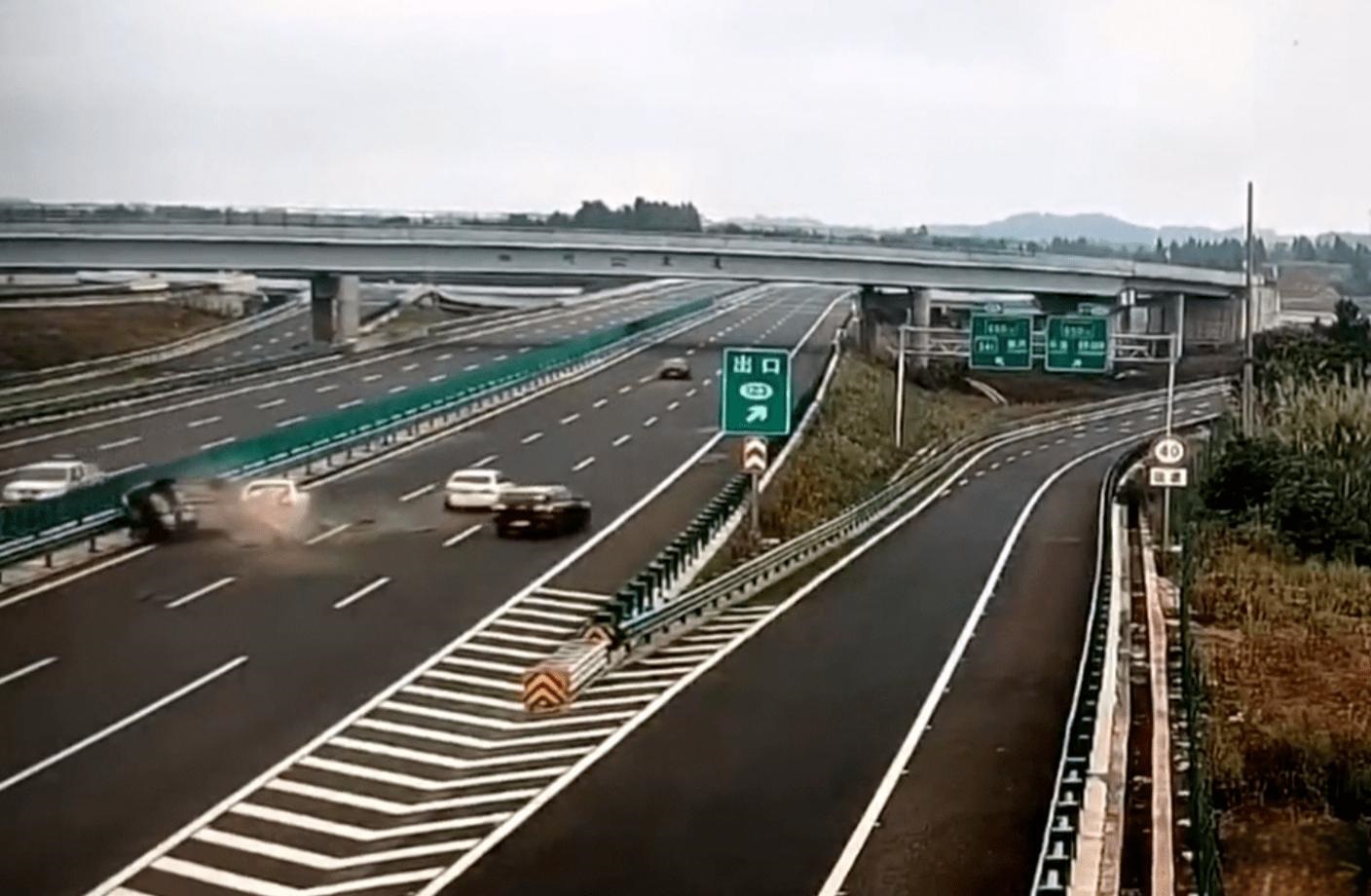 高速公路连环追尾