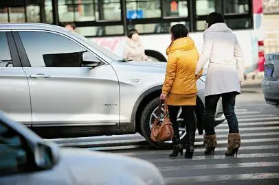 抢道行驶